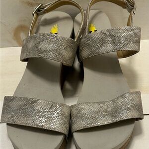 Size 9M Volatile Sandals
